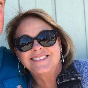 Meet your Posher, Debi